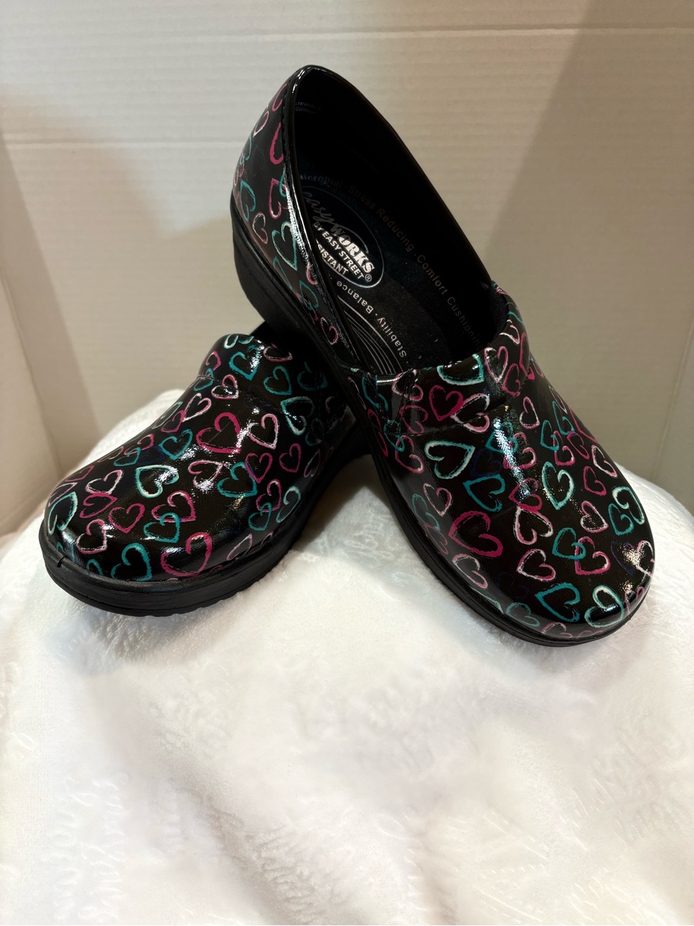 EASY WORKS BY EASY STREET Black Patent hot pink & aqua Heart-Print Slip-On Clogs